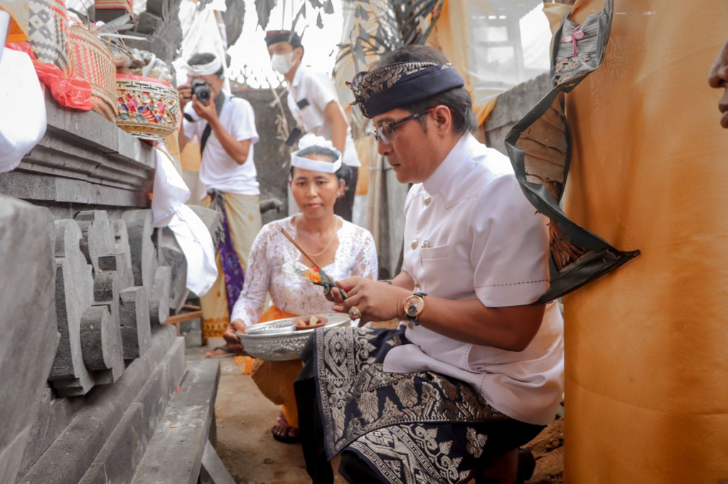 Bupati Giri Prasta Mendem Pedagingan di Pura Dadia Pasek Gelgel Pegatepan Lawak Belok/Sidan